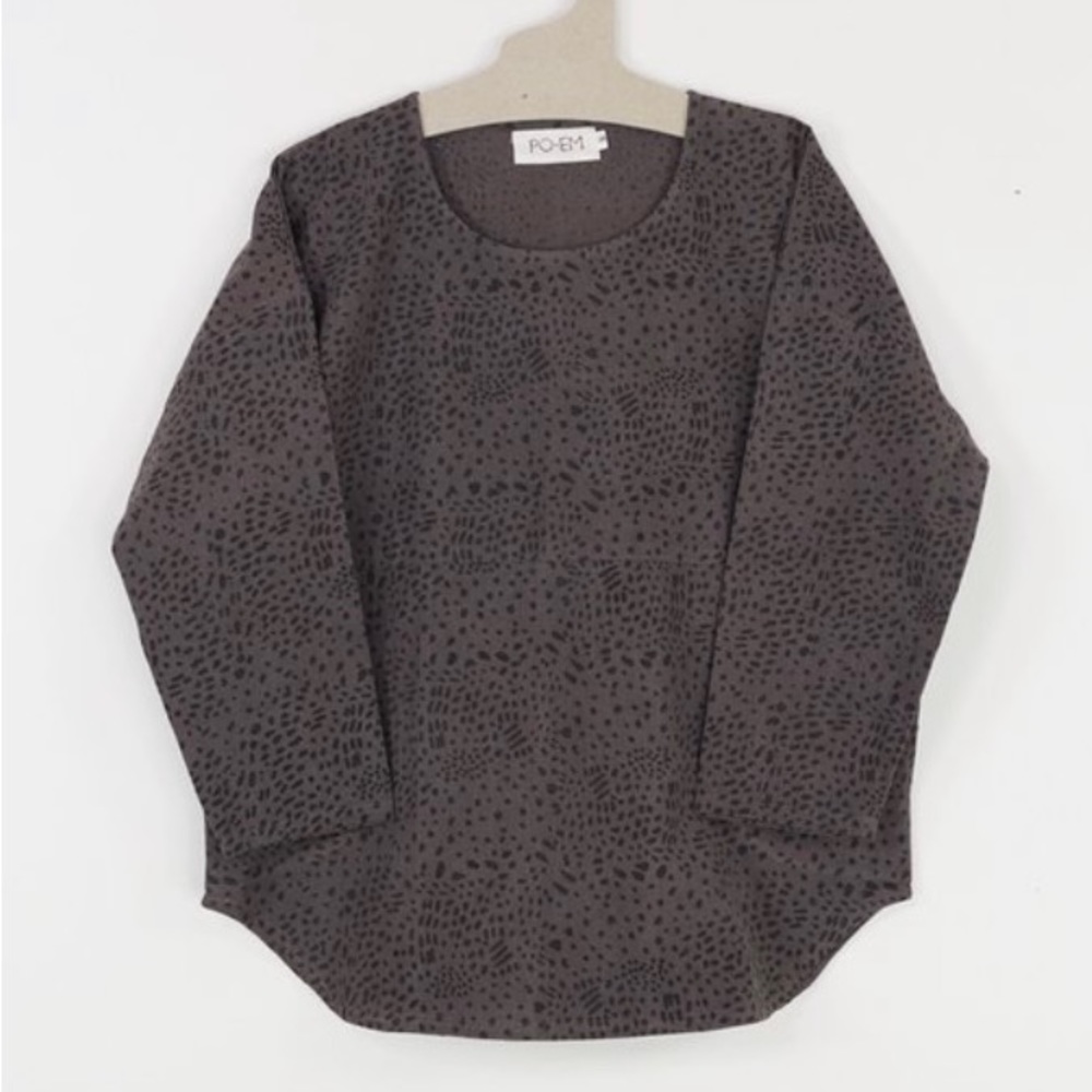 Po-em grey long sleeve everyday top in spotted block print with pockets size xs